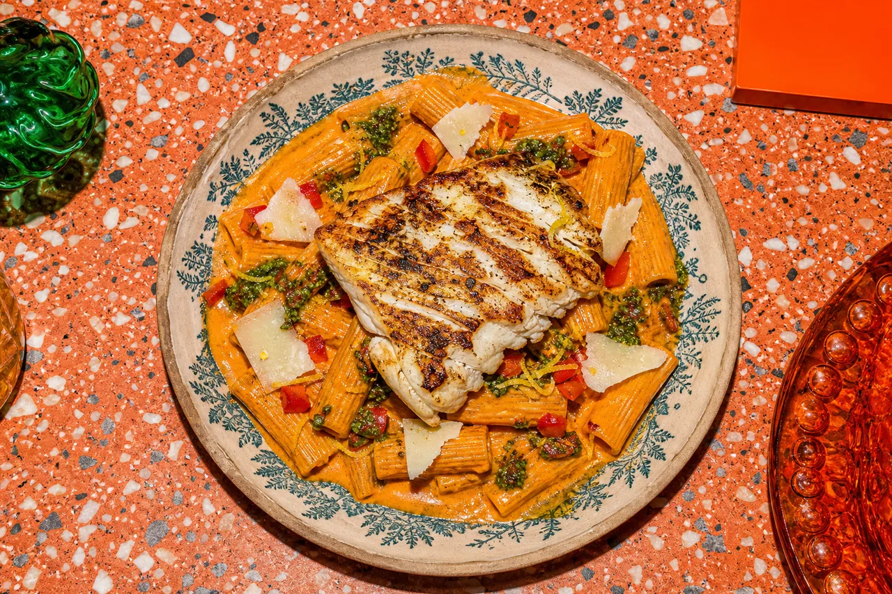 Rigatoni vodka au requin-hâ, parmesan et éclat méditerranéen