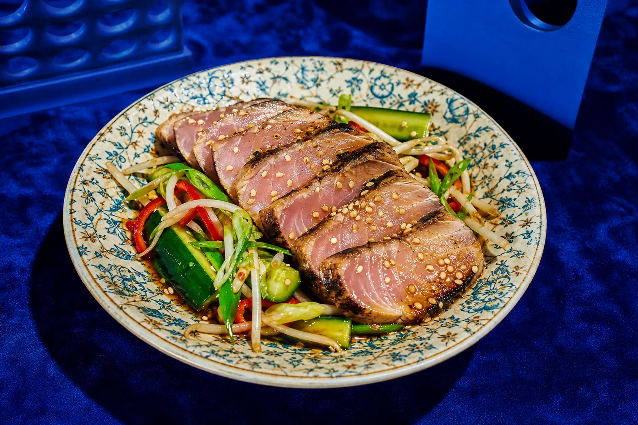 Tataki de sériole au soja, ail et sésame, pousses croquantes au vinaigre de riz