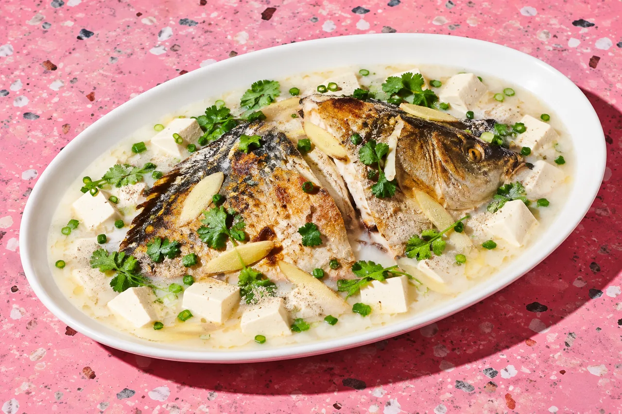 Soupe de tête de carpe argentée au tofu et au poivre blanc, tradition de Hangzhou