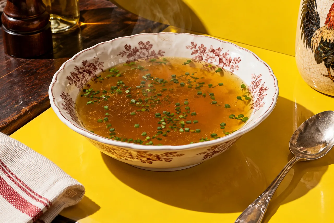 Bouillon de carcasses de poulet rôties
