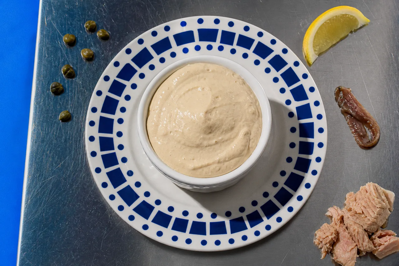 Sauce tonnata traditionnelle au thon et à la mayonnaise