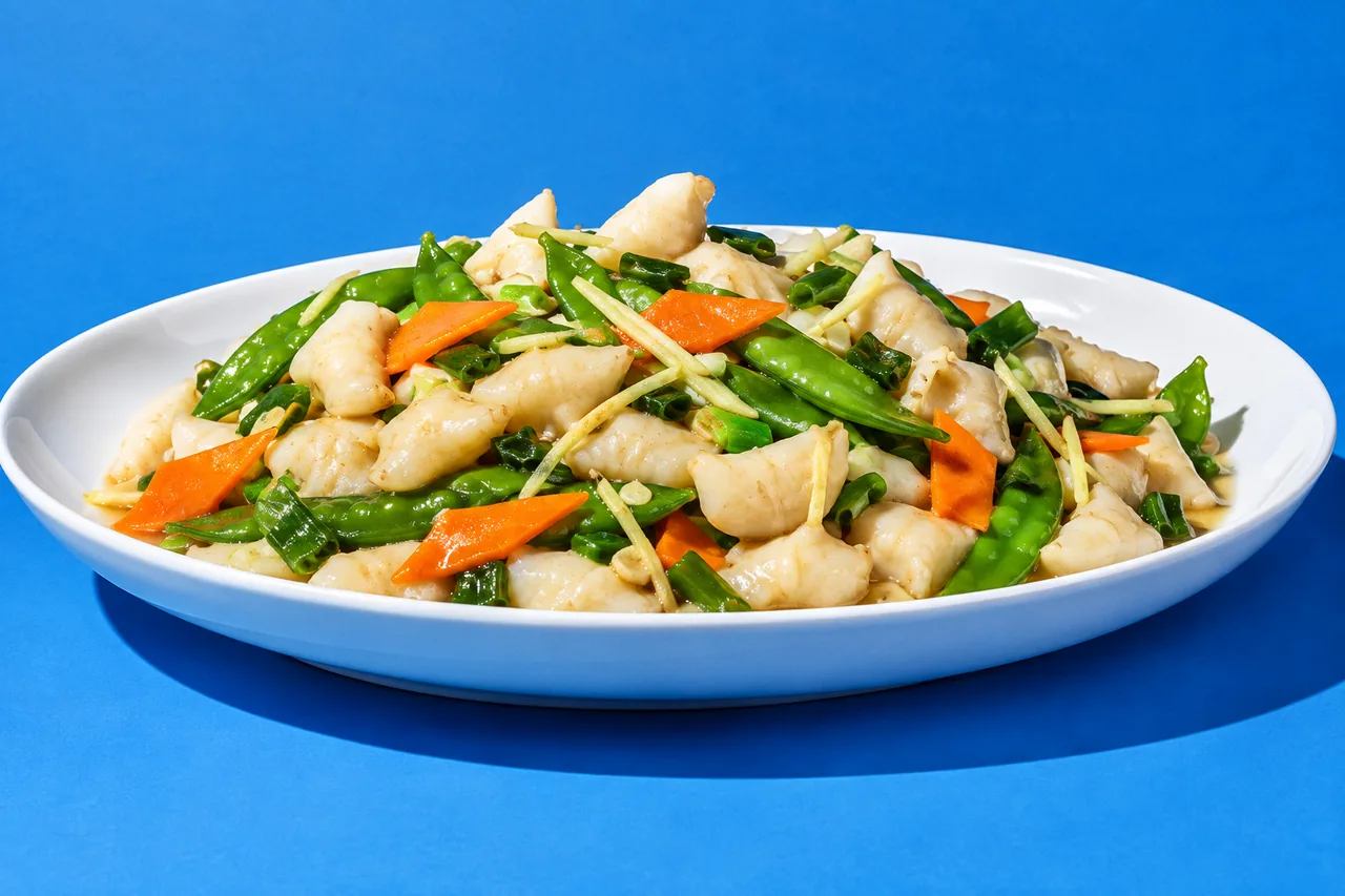 Sauté de mâcres fraîches aux légumes et au gingembre, tradition du Jiangsu (chao ling jiao)