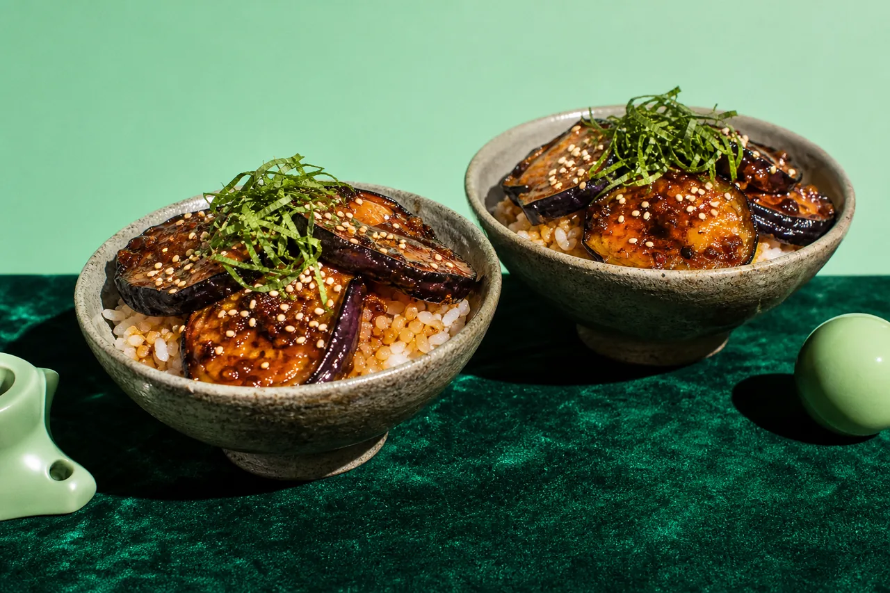 Donburi aux aubergines glacées au soja
