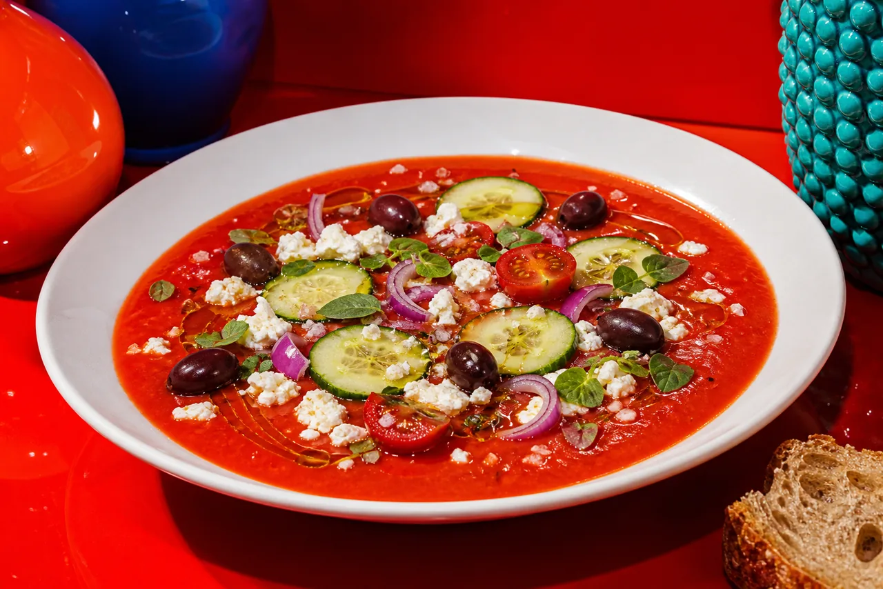 Soupe de tomates à la feta, olives et concombres