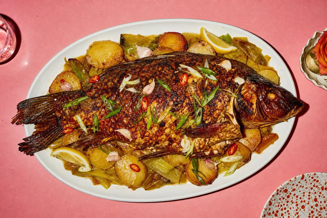 Carpe entière rôtie au paprika fumé, poireaux fondants et pommes de terre dorées