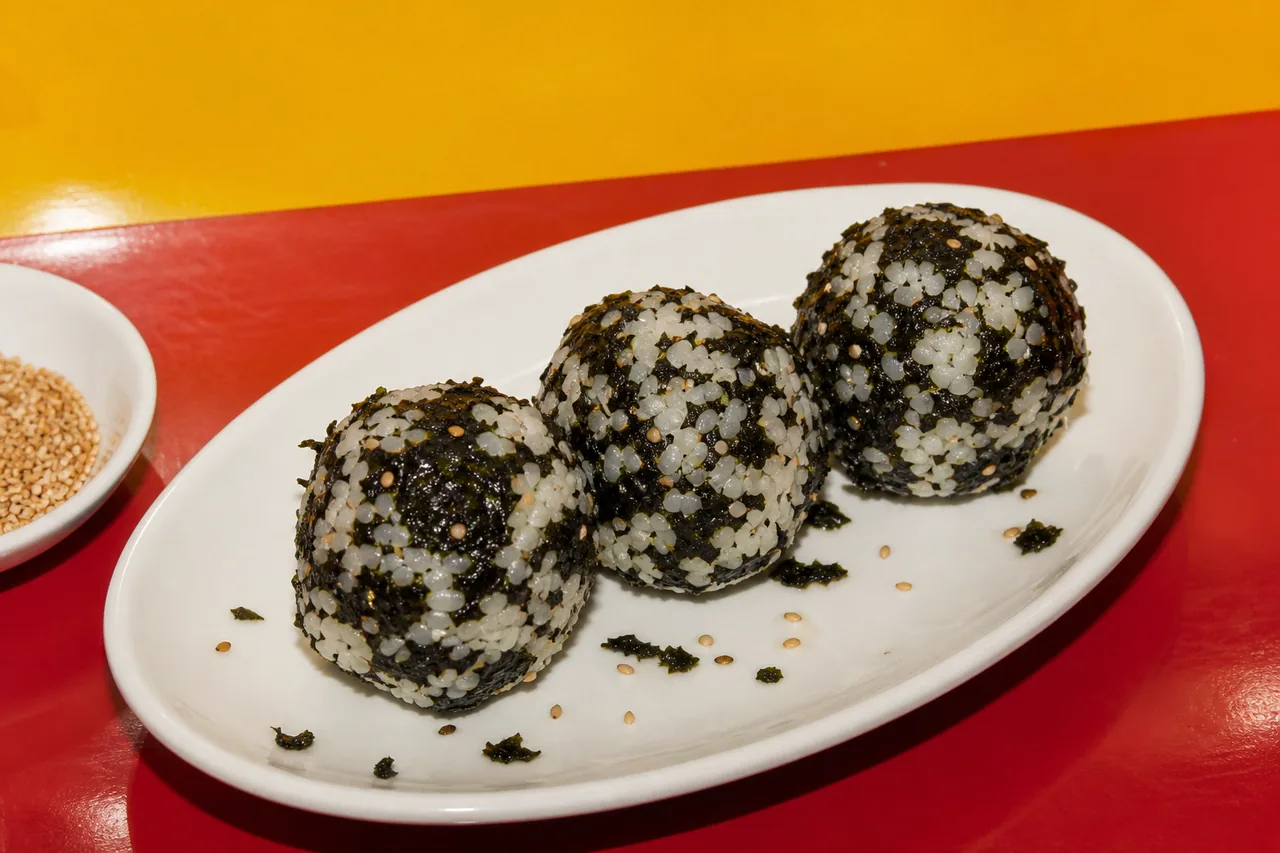 Jumuk bap (boulettes de riz coréennes)