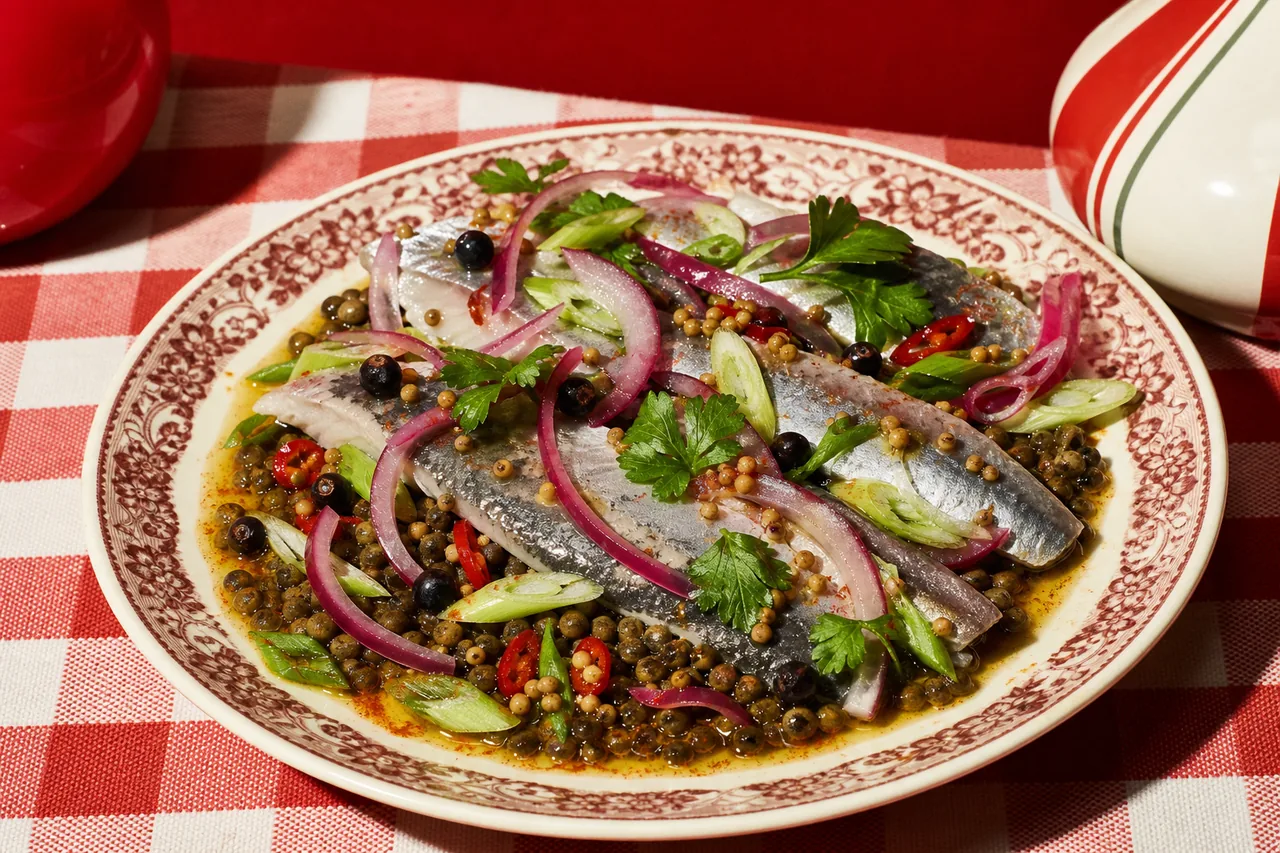 Hareng en escabèche nordique, genièvre et moutarde, lentilles tièdes aux cébettes