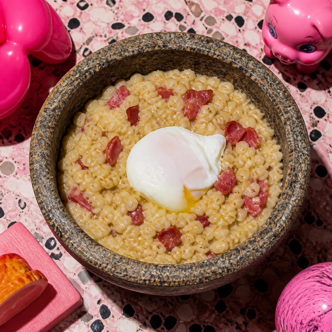 Porridge d'orge perlé au jambon et aux œufs