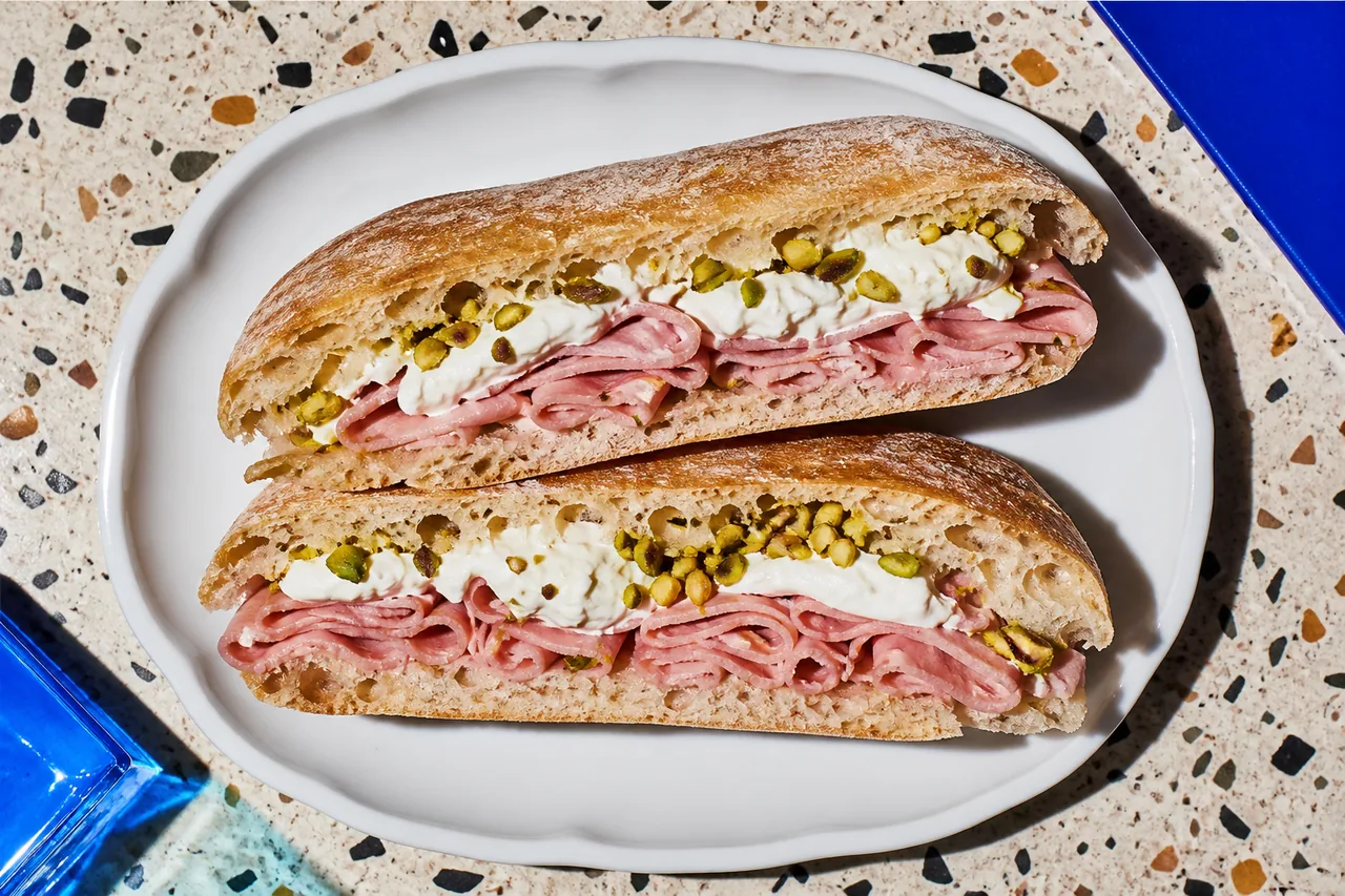 Panino italien à la mortadelle, stracciatella et pistaches