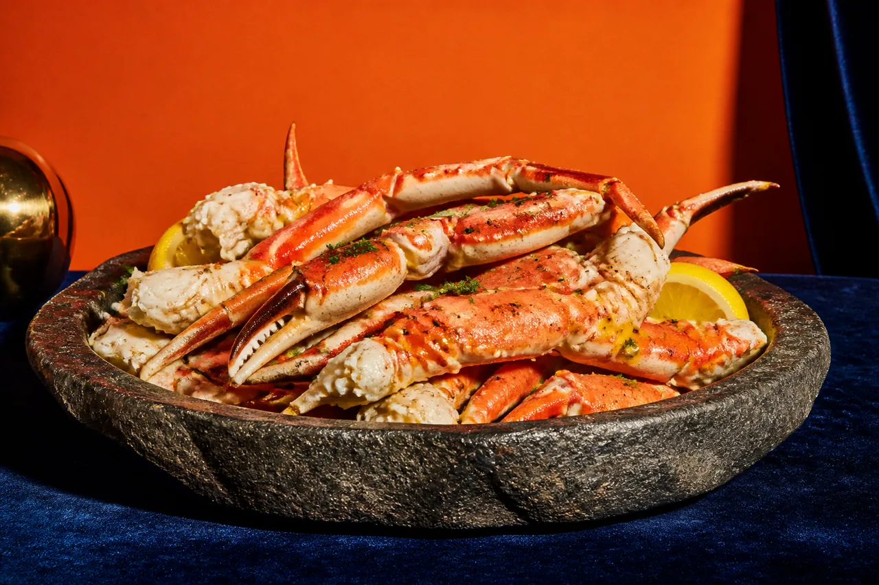 Pattes de crabe des neiges vapeur au beurre à l'ail et citron (tradition des Maritimes canadiennes)