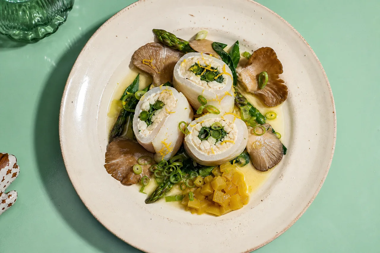 Limande-sole farcie aux saint-jacques, asperges vertes et épinards, jus léger au fumet et jacquier acidulé