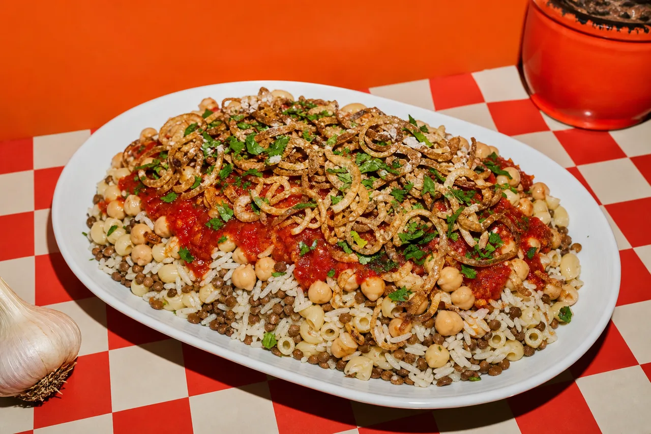 Koshari égyptien aux lentilles et oignons frits