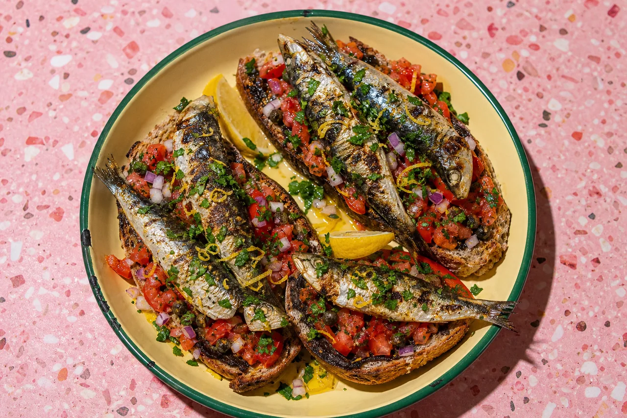 Sardines grillées sur tartine méditerranéenne, tomate concassée, tapenade et gremolata