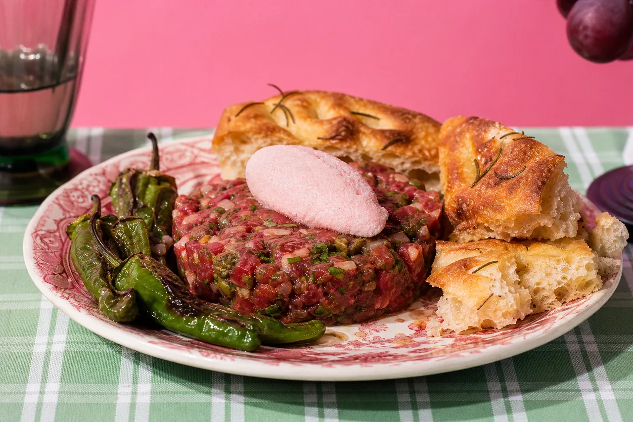 Tartare d'agneau, focaccia, tarama & friggitelli