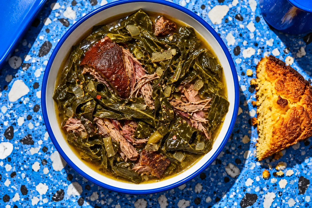 Collard greens traditionnels mijotés au jarret de porc fumé