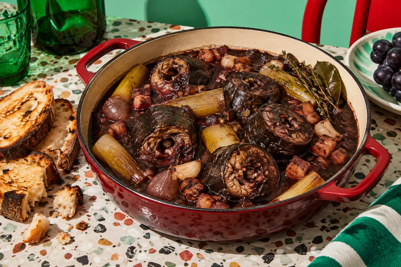 Lamproie à la bordelaise, au vin rouge et aux poireaux