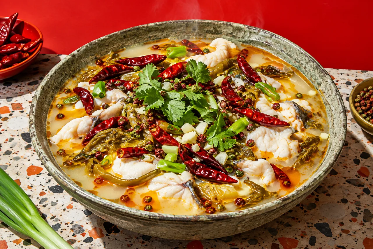 Suan cai yu : amour blanc en soupe aigre au chou fermenté et au piment, tradition du Sichuan