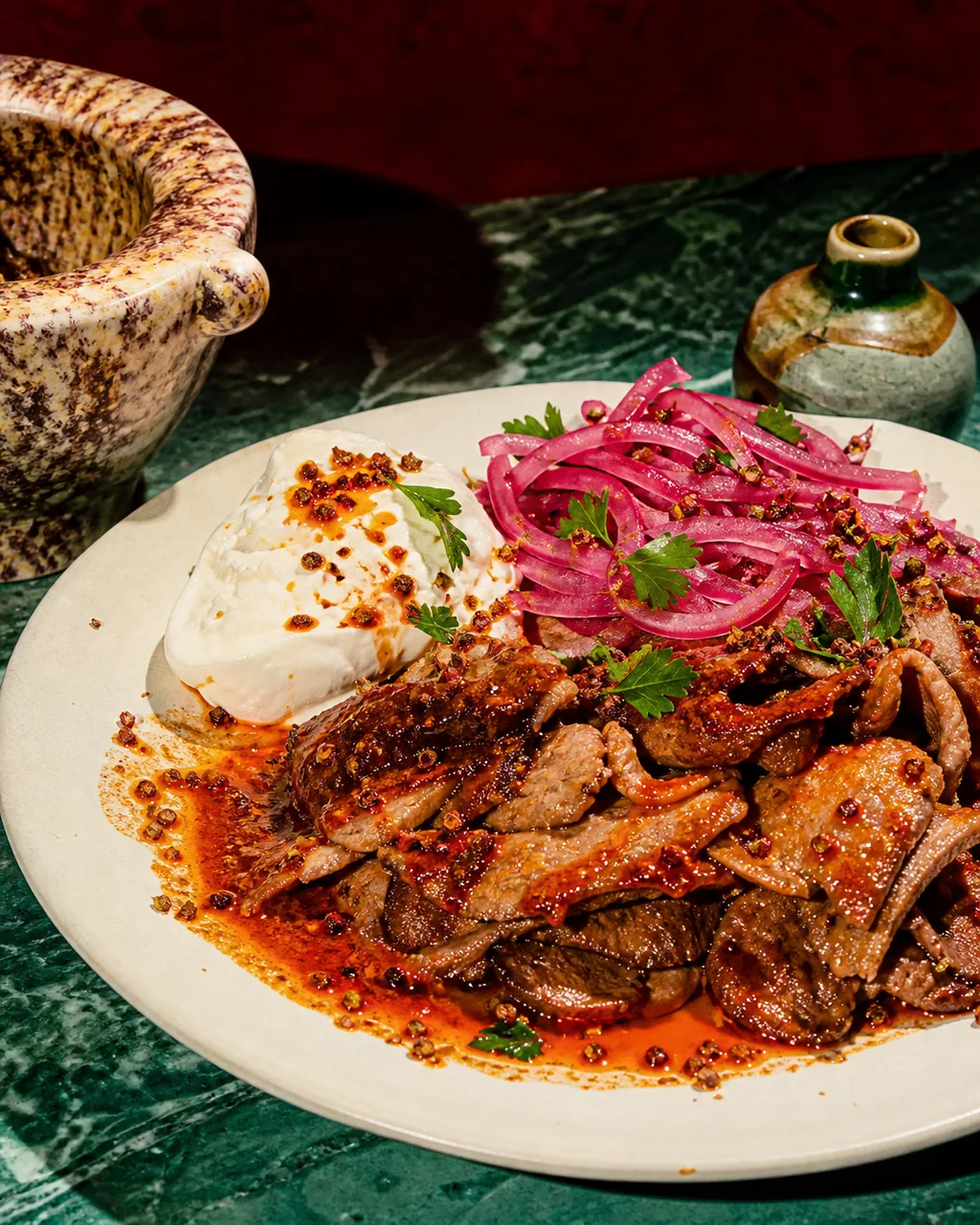 Kebab veau-agneau poêlé très épicé, burrata, oignon rouge vinaigré et poivre de Sichuan