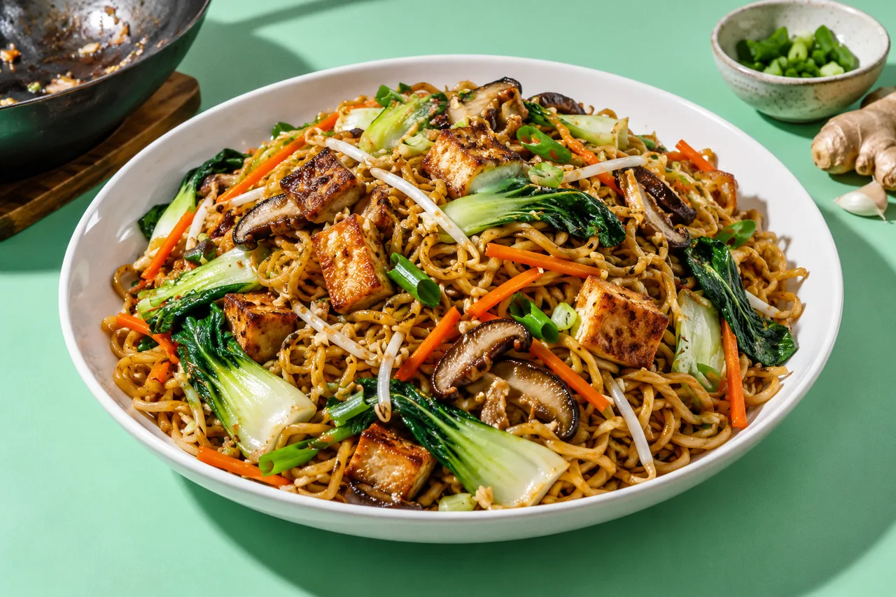Lo mein aux légumes et au tofu (nouilles sautées à la cantonaise)