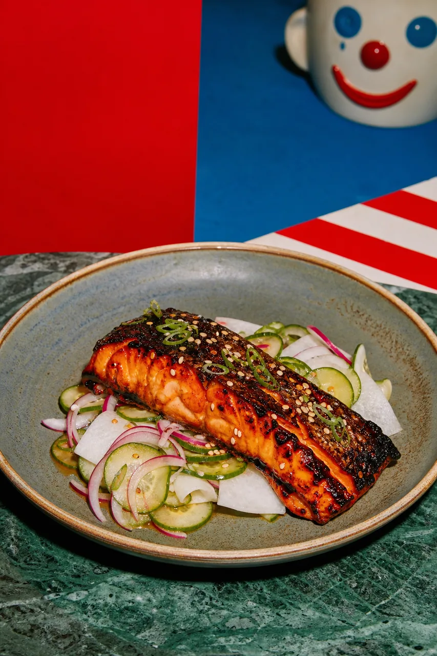 Saumon laqué teriyaki au charbon, pickles de concombre