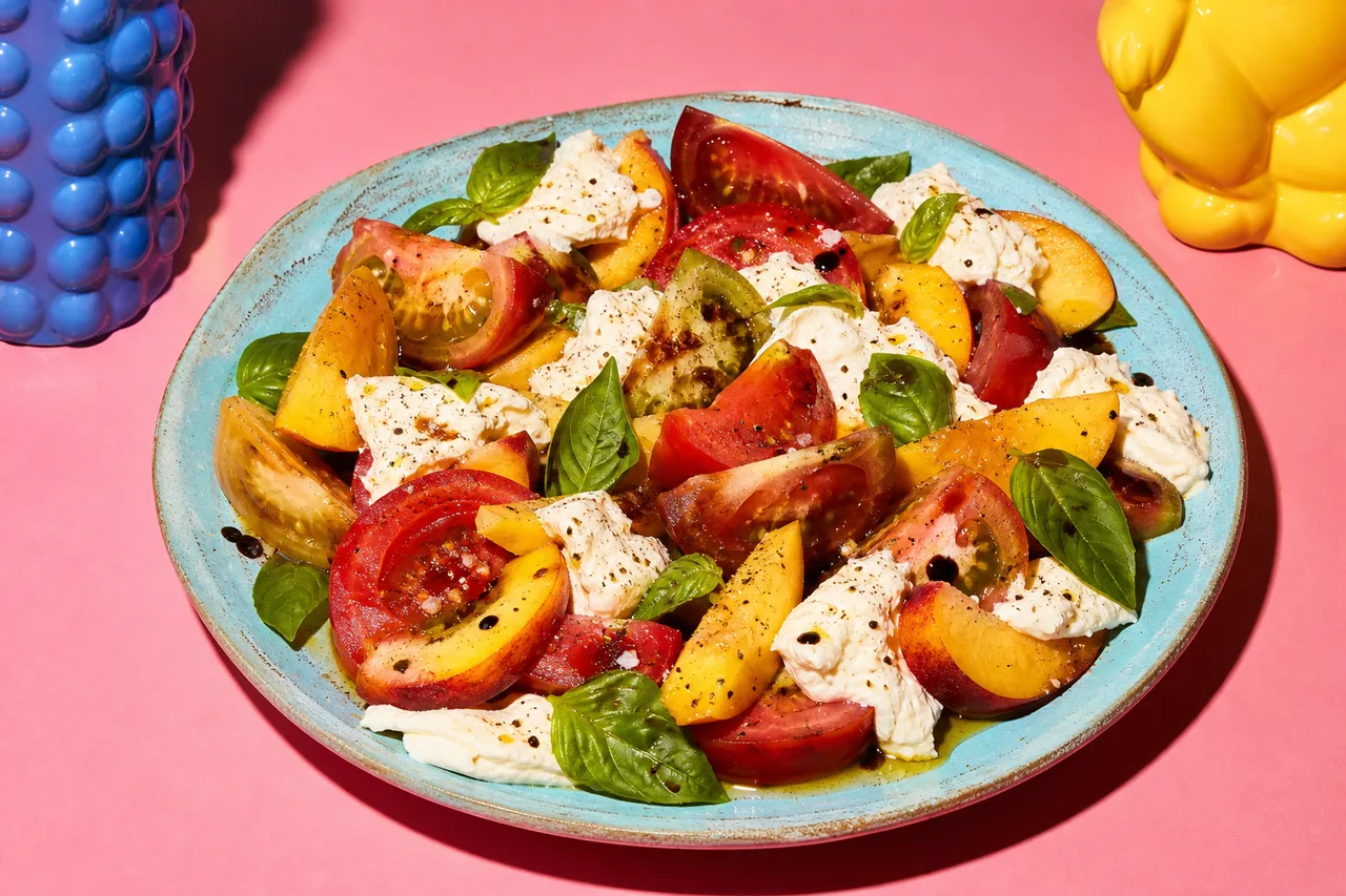 Salade tomates-pêches-burrata